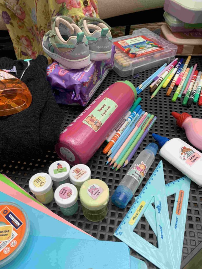 Útiles escolares identificados con etiquetas personalizadas