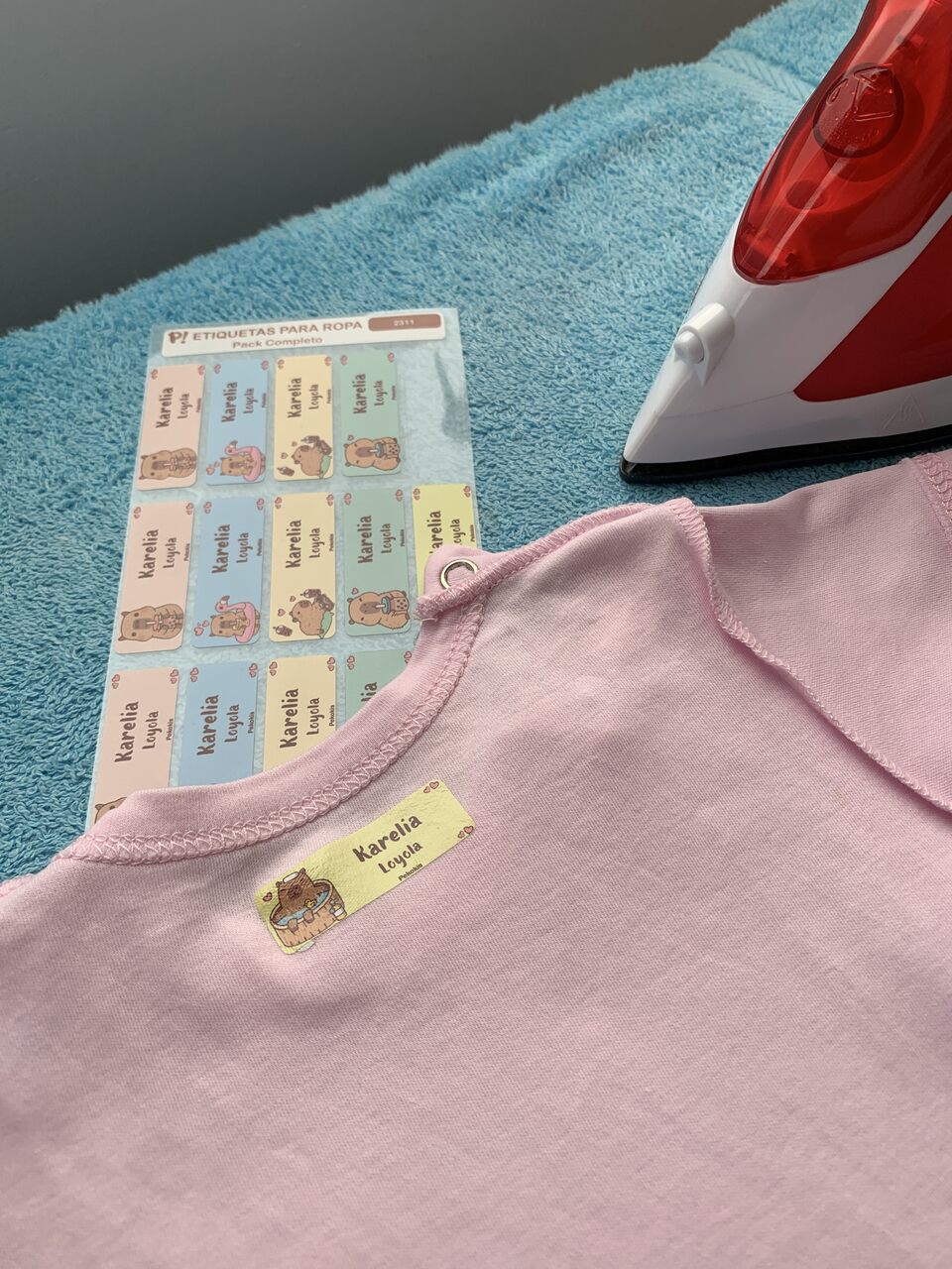 Cómo colocar etiquetas termoadhesivas para ropa con plancha
