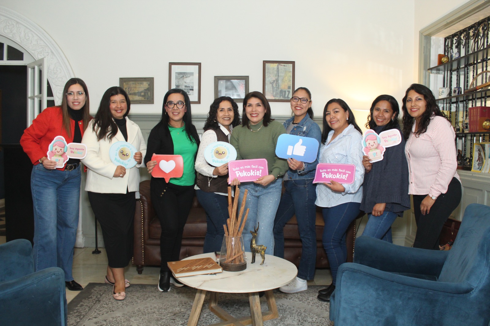 Agentes Pekokis reunidas en un encuentro de la comunidad Pekokis